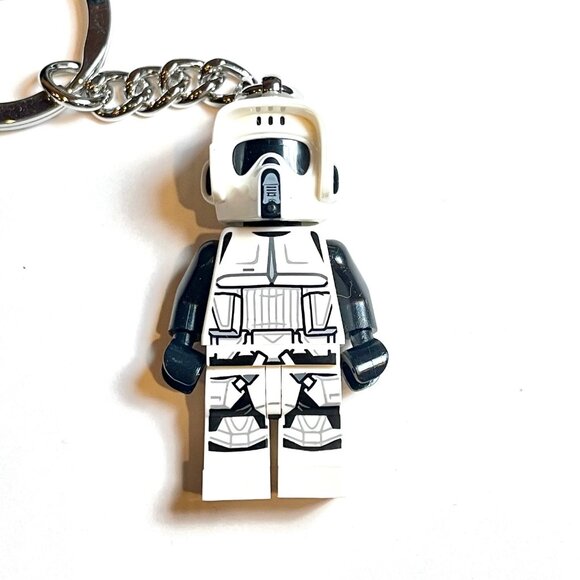 New LEGO 854246 Star Wars Scout Trooper Minifigure Keychain NWT in Hand - Picture 2 of 9